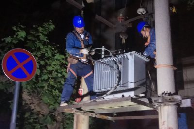 沂源供電公司：客戶專變突著火 挑燈夜戰忙更換