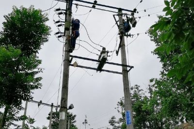 勉縣供電公司對(duì)老舊開關(guān)刀閘進(jìn)行更換