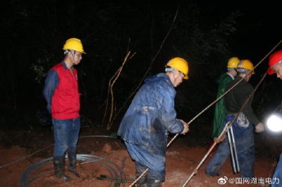 110千伏電桿傾斜，衡陽輸電檢修公司進行加裝內角拉防倒桿措施