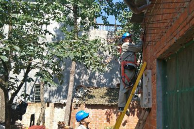 老河口供電公司開展敷設電纜作業