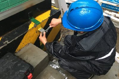 制作箱變接地線，保障設備增容及時送電