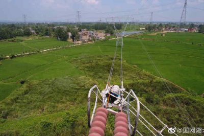 帶電作業檢修輸電線路，處理導線引流板發熱問題
