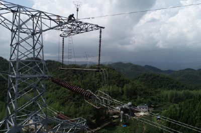 三峽電力外送線路作業人員在30多米的高空借助絕緣軟梯進行修復作業