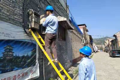 韓城市供電公司到牛角二臺(tái)區(qū)走村入戶現(xiàn)場線損排查治理