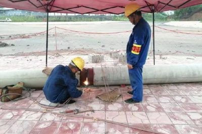 資陽供電公司奔忙在各個(gè)工程施工現(xiàn)場，上可以電桿架線，下可以做拉線