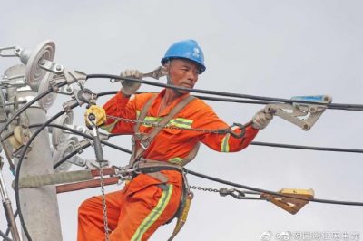 東臺市供電公司為溱東鎮開莊村小微企業改造供電線路