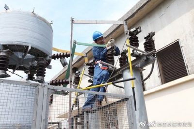 張家港市供電公司在35千伏慶余變為1號電容器組修理接觸不良、發熱的刀閘