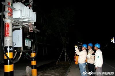 供電所值班員用紅外線測溫儀測量八義集鎮街道8#變壓器器身、電纜接頭等處溫度
