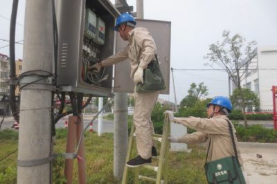 檢查更換配變箱內的漏電保護器及設備，保障迎峰度夏安全供電