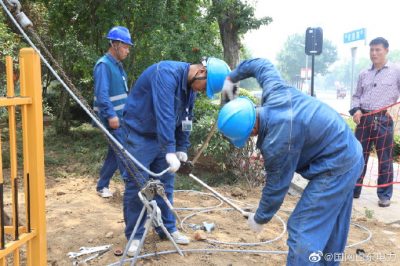 國網臨沂供電公司立桿架線改接負荷不懼高溫保障供電