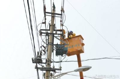 “桑拿天”里帶電作業除隱患 提高電力獲得感