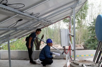 電力小哥們定期對光伏用戶上門走訪，保障光伏發電設備使用安全