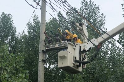 兩小時完成10千伏雪山三線29號桿真空斷路器帶電安裝作業