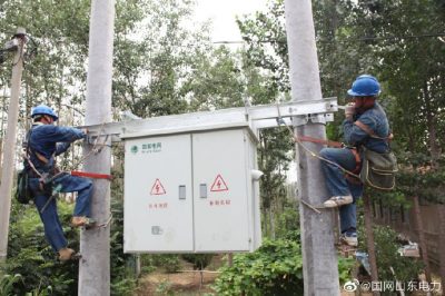 增容新裝200千伏安變壓器1臺(tái)、新立電桿5基、架設(shè)絕緣導(dǎo)線400余米