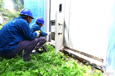 對韓家洼村的箱變、配電箱、下戶線及家庭用電開展檢查診治