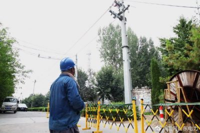桓臺(tái)縣供電公司新立電桿27基、架設(shè)線路1.3公里、敷設(shè)電纜200余米
