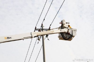 平原縣供電公司在10千伏劉云線32號桿進行帶電作業