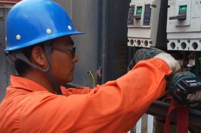 國網任丘市供電公司：電力小哥對10千伏西油5886線路94號臺區供電故障進行檢修