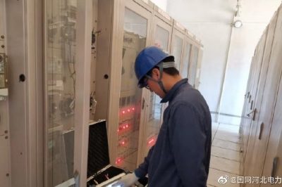 持續(xù)高溫雷雨天，傾盆暴雨嘩嘩下，供電職工檢修忙
