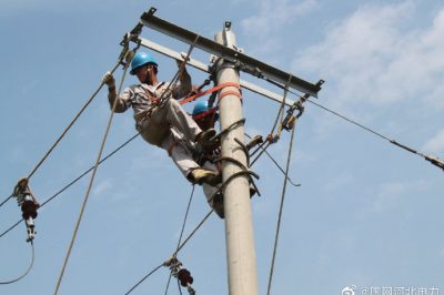 頭頂炎炎烈日對10千伏線路進行改造，保障客戶用電