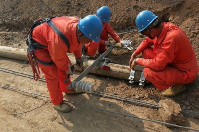 10千伏線路進行更換電桿，強化電網承載能力