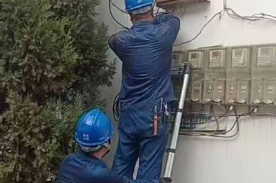 漳縣供電公司在北孔村整理村內線路，使村民用上安全電