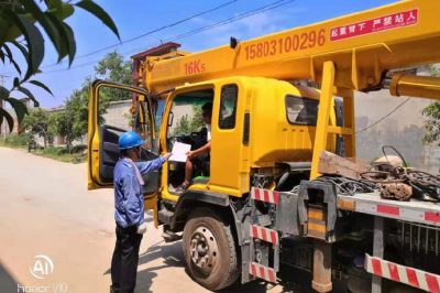 邯鄲市肥鄉區供電公司提醒操作者時與電力線路保持安全距離