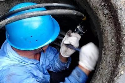 行唐縣供電公司冒高溫在電纜溝內檢修電纜消除故障