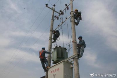 元氏縣供電公司為生態園新增400千伏安變壓器一臺