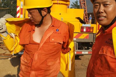 10千伏大守59B1線路進行帶電斷接引流作業