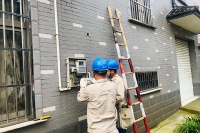 尚湖供電所對冶塘和平18號、華都2號配變等臺區(qū)開關(guān)箱、接戶線、用戶表箱進(jìn)行巡檢