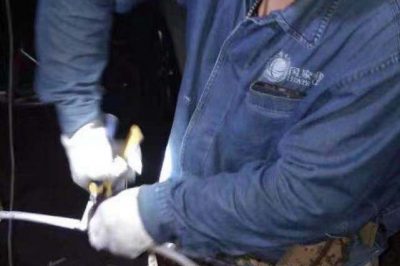 西安供電公司增援搶修因過負荷桿上出線燒斷，及時恢復供電
