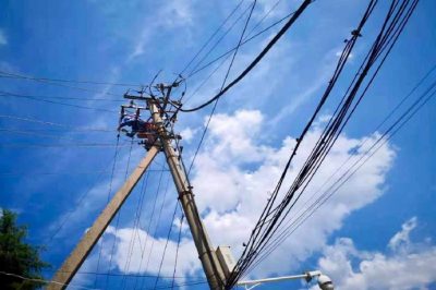 西安市長安區供電公司搶修發生故障的引鎮街辦張寨溝綜合變