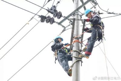國網(wǎng)龍泉市供電公司：冒雨對10千伏城西線支線1號桿安裝分支開關，搶修送電