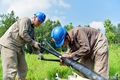 老河口市供電公司在老河口市孟樓鎮楊崗村2組電力線路進行升級改造
