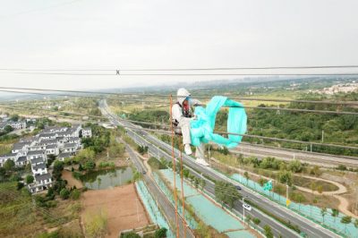 湖北檢修公司帶電作業去除纏繞在導線間的塑料薄膜
