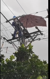 10KV中臨線羊頭壩村5號臺區2號桿“電桿上撐傘改負荷”