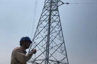 姜堰區供電公司在源怡生物質發電廠35千伏新建線路登桿架線