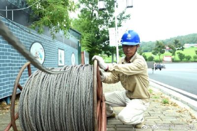 盱眙縣供電公司組織施工人員為盱眙縣五墩小學新校區鋪設電纜