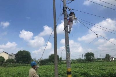 松陵供電所在新營1號(hào)變拆除存在安全隱患的廢舊線路