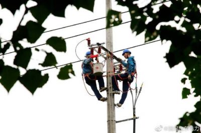 白塔鎮大莊線37+1號桿組裝橫擔、刀閘、令克等設備