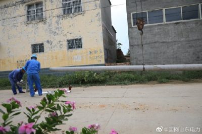 梁山縣供電公司新立電桿6基、新建低壓架空絕緣線0.31千米、新增一臺(tái)400千伏安變壓器