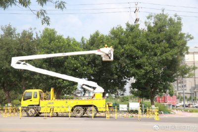 東阿縣供電公司帶電作業班人員對10千伏城北線進行帶電接火