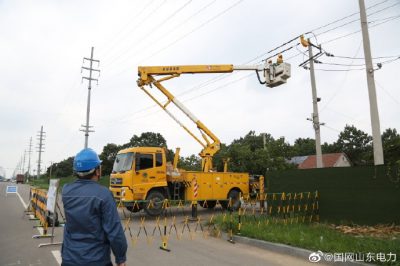 樂縣供電公司冒高溫對10千伏朱劉鎮線帶電接引流線
