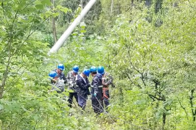棗莊高新區黑峪村東配電室低壓北支線6號桿進行雨中搶修