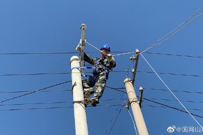 10千伏荊山線雞場支線55-5號桿帶電接火作業