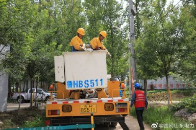 梁山縣供電公司員工正緊張地開展帶電作業