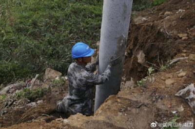 龍口市供電公司在10千伏盛家村二臺區新建工程施工