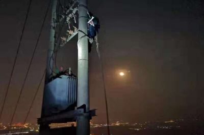 石家莊市鹿泉區供電公司冒著夜色搶修景區頂上故障變壓器
