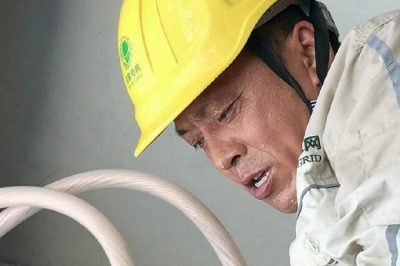 彭水供電公司對漢一小B臺區受損變壓器開展緊急搶修工作
